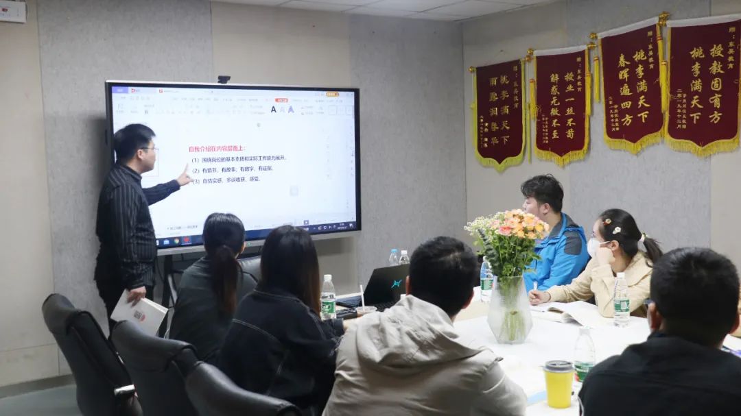 　　你們用努力澆灌夢想， 　　銀行上岸也只是你們努力的必然！